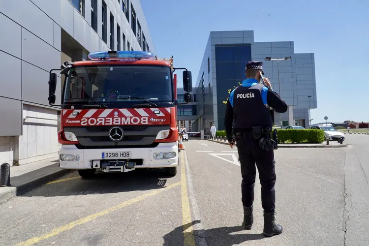 BOMBEROS DE LEON Y POLICIA LOCAL EN EL CAULE