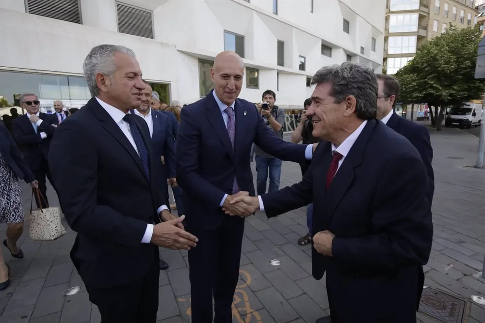 El delegado del Gobierno en Castilla y León, Nicanor Sen; el alcalde de León, José Antonio Diez y el ministro para la Transformación Digital y de la Función Pública, José Luis Escrivá