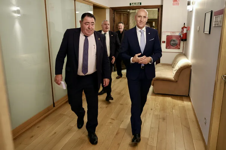 EL ALCALDE DE LEON PRESETA UNA ACTIVIDAD DE LA COFRADIA