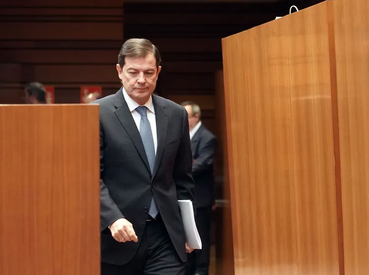 MAÑUECO EN EL PUNTO DE MIRA DANDO EXPLICACIONES