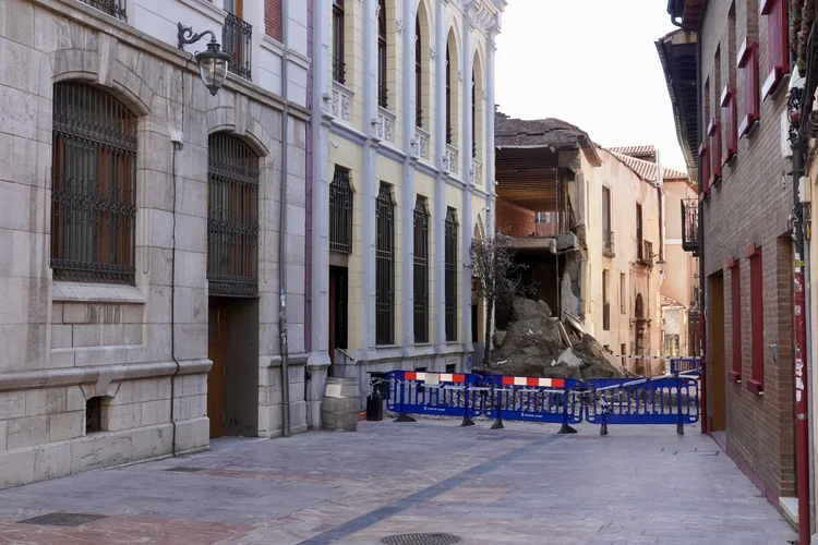 DERRUMBE DE LA CASONA EN LA CALLE DAMASO MERINO DE LEON
