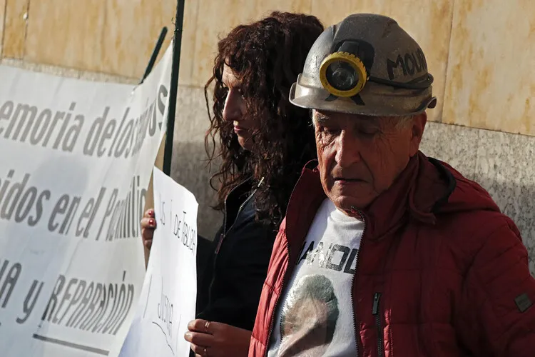 FAMILIARES DE LOS MINEROS MUERTOS EN EL POZO EMILIO SE MANIFIESTAN EN LOS JUZGADOS DE LEON