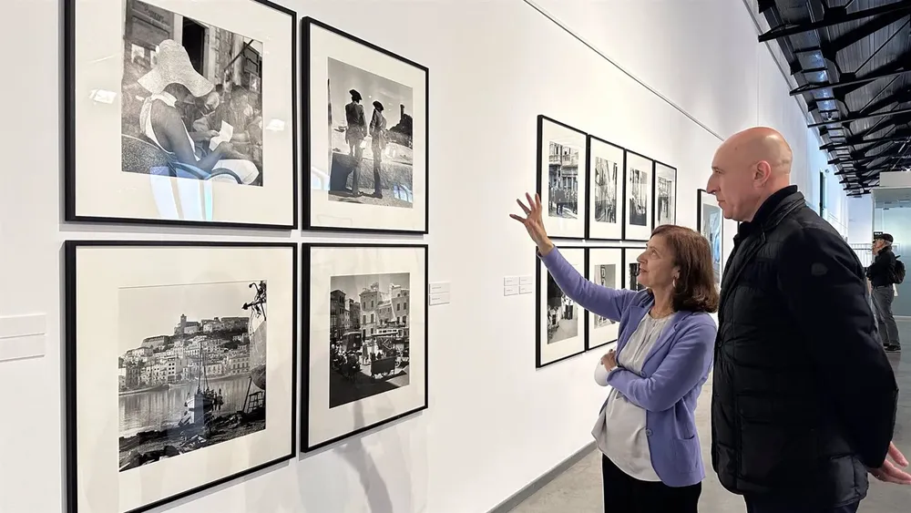 ALCALDE DE LEON VISITANDO LA EXPOSICION